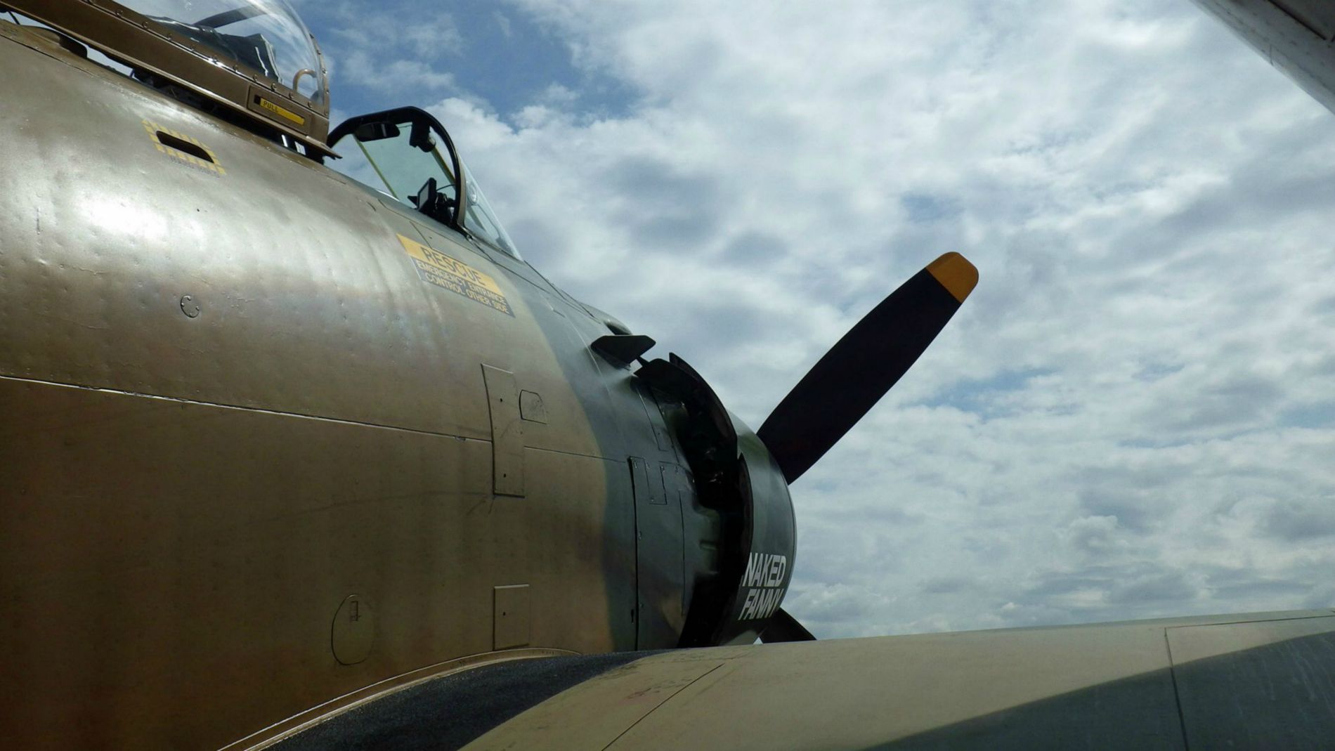 Douglas AD-5W Skyraider.